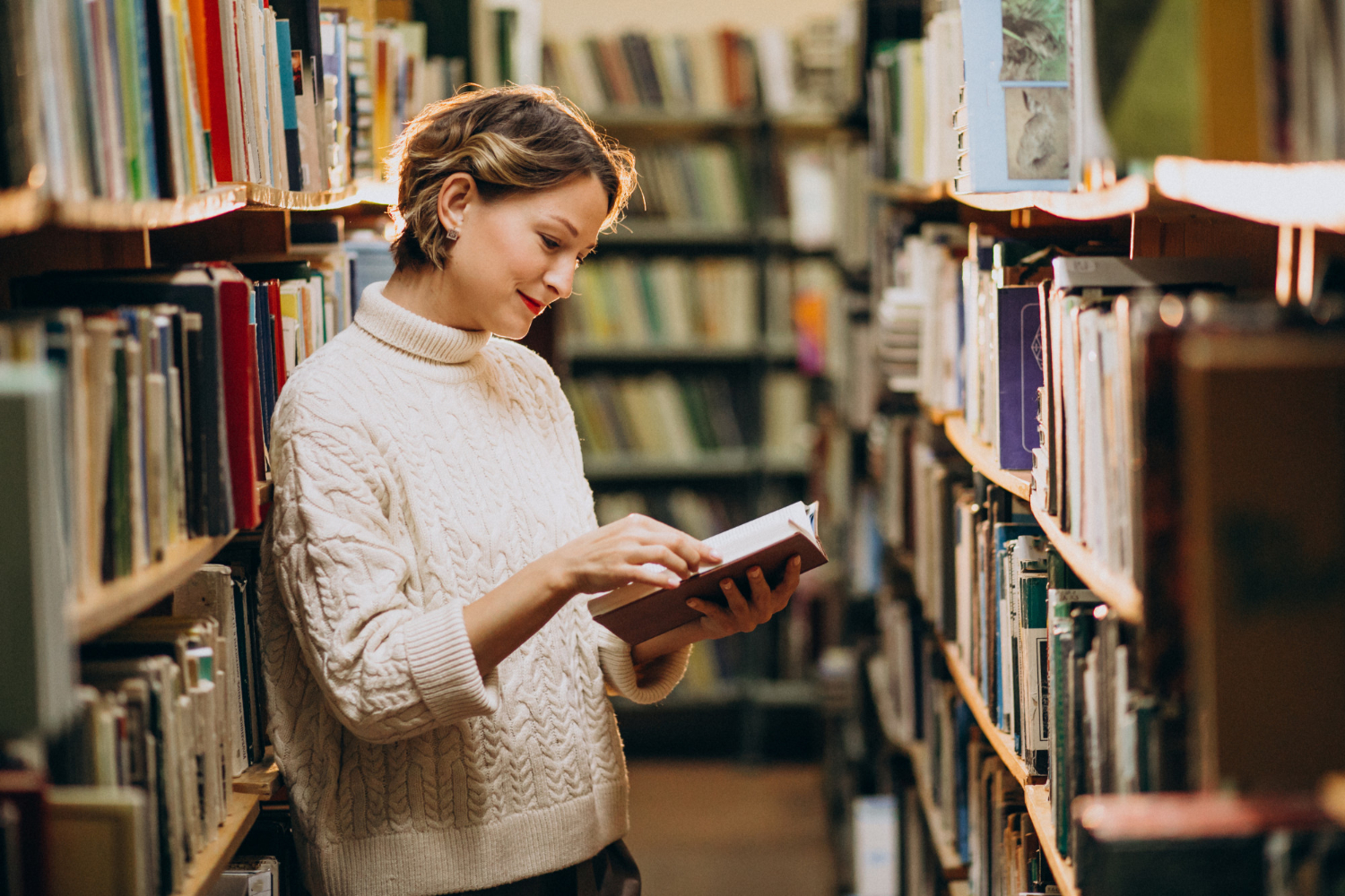 Kobieta w jednej z największych bibliotek świata